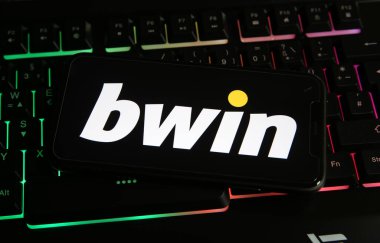 Viersen, Almanya - 9 Ocak. 2021: Bilgisayar klavyesinde online bahis sağlayıcısı bwin 'in logo harfleriyle akıllı telefon ekranının kapatılması