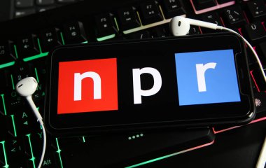Viersen, Almanya - 9 Ocak. 2021: Bilgisayar klavyesinde bağımsız çevrimiçi radyo yayın servisi nPR 'nin logo harfleriyle akıllı telefon ekranının kapatılması