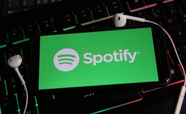 Viersen, Almanya - 9 Ocak. 2021: Logo harfli akıllı telefon ekranının kapatılması çevrimiçi müzik yayını hizmeti bilgisayar klavyesinde temizlendi