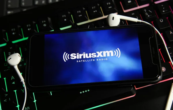 Viersen, Almanya - 9 Ocak. 2021: Logo harfli akıllı telefon ekranının kapatılması uydu müzik akışı siriusxm hizmeti bilgisayar klavyesinde