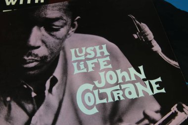 Viersen, Almanya - 9 Mayıs. 2020: Jazz şarkıcısı ve saksafoncusu John Coltrane 'in izole edilmiş retro plak kapaklarını kapatın