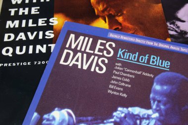 Viersen, Almanya - 9 Mayıs. 2020: Caz şarkıcısı ve trompetçi Miles Davis 'in izole edilmiş retro plak kapaklarını kapatın