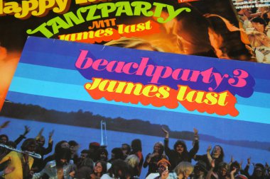 Viersen, Almanya - 9 Mayıs. 2020: İzole edilmiş retro vinil plağın kapağı bando lideri James 'in son orkestra partisi müzik derlemesi