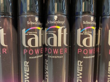 Viersen, Almanya - 3 Şubat. 2021: Alman süpermarketinin rafındaki taft saç spreyine odaklan (merkezi kutuya odaklan)