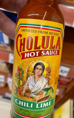 Viersen, Almanya - 3 Şubat. 2021: Alman süpermarketinin rafında Cholula hor Meksika biber sosu