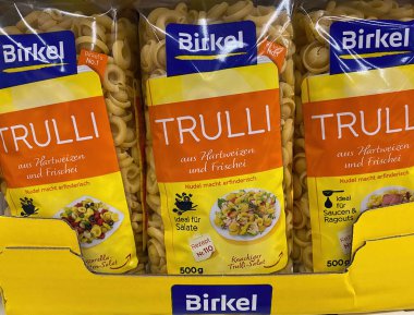 Viersen, Almanya - 3 Şubat. 2021: Alman süpermarketlerinin raflarındaki Birkel erişteleri