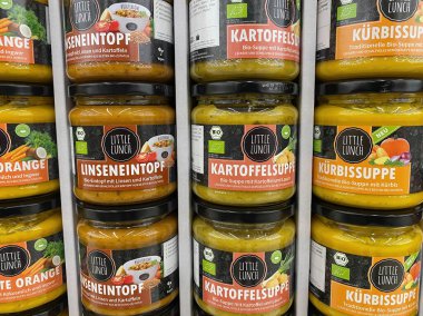 Viersen, Almanya - 3 Şubat. 2021: Cam kavanozlarda yemek kavanozlarında Alman süpermarketlerinin raflarında