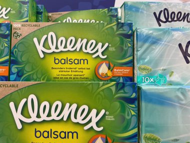 Viersen, Almanya - 3 Şubat. 2021: Alman süpermarketlerinin raflarındaki kağıt mendillere bakın