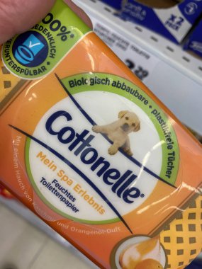 Viersen, Almanya - 3 Şubat. 2021: Alman süpermarketinin rafındaki Cottonelle ıslak mendillerine bak