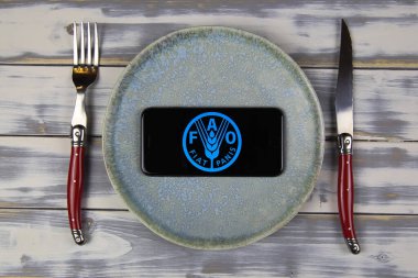 Viersen, Almanya - 9 Şubat. 2021: Plaka üzerinde FAO yiyecek ve tarım organizasyonunun logosu bulunan akıllı telefon ekranının kapatılması