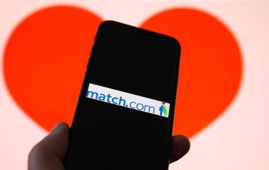 Viersen, Almanya - 9 Şubat. 2021: Cep telefonu ekranının çevrimiçi çöpçatanlık uygulaması match.com 'un logo harfleriyle kapatılması, bulanık kalp geçmişi