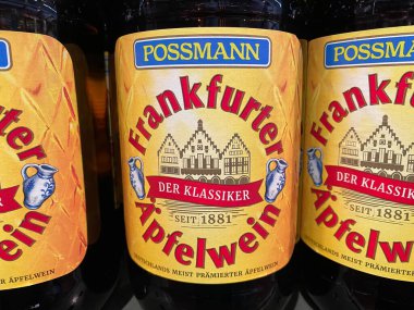 Viersen, Almanya - 1 Mart. 2021: Alman süpermarketinin rafında Possmann Frankfurter Aplle şarabının yakınlaştırılması
