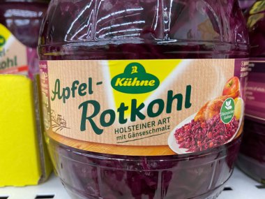 Viersen, Almanya - 1 Mart. 2021: Alman süpermarketinin rafında kırmızı lahana ile cam kavanozun kapatılması