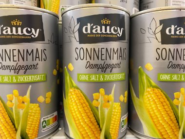 Viersen, Almanya - 1 Mart. 2021: Alman süpermarketinin rafındaki konserve kutularının kapanışı