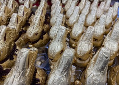 Viersen, Almanya - 1 Mart. 2021: Alman süpermarketlerinin raflarında bir sürü altın çikolatalı paskalya tavşanı var.