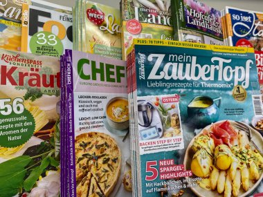 Viersen, Almanya - 1 Mart. 2021: Alman süpermarketlerinin raflarında yemek baskısı dergilerinin kapanışı