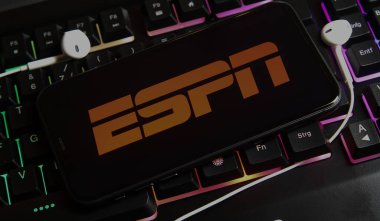 Viersen, Almanya - 1 Mart. 2021: Bilgisayar klavyesinde çevrimiçi televizyon ve film yayınlama espn 'inin logosu bulunan akıllı telefon ekranının kapatılması