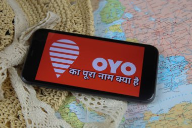Viersen, Almanya - 1 Mart. 2021: Güneş şapkalı oyo çevrimiçi seyahat acentesinin logo harfleriyle cep telefonu ekranının kapatılması