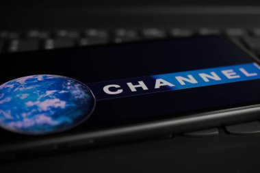 Viersen, Almanya - 1 Mart. 2021: Bilgisayar klavyesinde çevrimiçi yayın hizmeti keşif kanalının logo harfleriyle akıllı telefon ekranının kapatılması