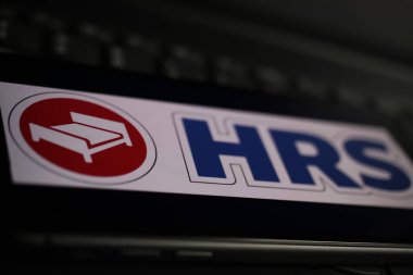 Viersen, Almanya - 1 Mart. 2021: Cep telefonu ekranının kapatılması ve bilgisayar klavyesinde saat çevrimiçi seyahat acentesinin logosu