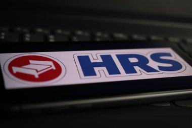 Viersen, Almanya - 1 Mart. 2021: Cep telefonu ekranının kapatılması ve bilgisayar klavyesinde saat çevrimiçi seyahat acentesinin logosu