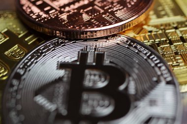 Parlak parlayan, izole edilmiş bozuk paraların yakın plan görüntüsü. Kripto para birimi.