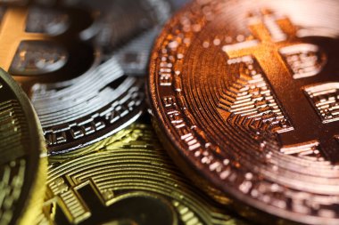 Parlak parlayan, izole edilmiş bozuk paraların yakın plan görüntüsü. Kripto para birimi.