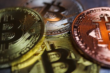 Parlak parlayan, izole edilmiş bozuk paraların yakın plan görüntüsü. Kripto para birimi.