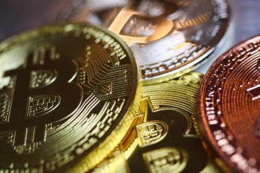 Parlak parlayan, izole edilmiş bozuk paraların yakın plan görüntüsü. Kripto para birimi.