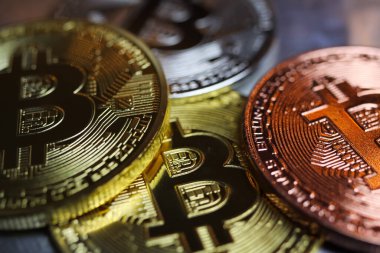 Parlak parlayan, izole edilmiş bozuk paraların yakın plan görüntüsü. Kripto para birimi.