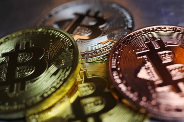 Parlak parlayan, izole edilmiş bozuk paraların yakın plan görüntüsü. Kripto para birimi.