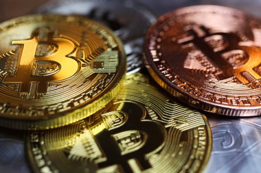 Parlak parlayan, izole edilmiş bozuk paraların yakın plan görüntüsü. Kripto para birimi.