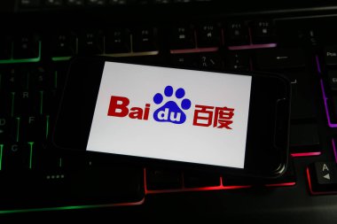 Viersen, Almanya - 1 Mart. 2021: Bilgisayar klavyesinde Çince Baidu teknolojisi internet şirketinin logo harfleriyle akıllı telefonun kapatılması