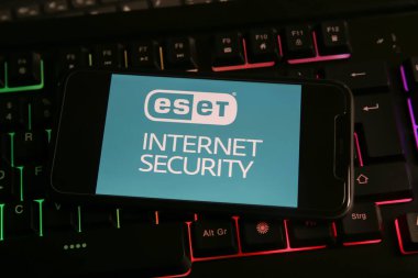 Viersen, Almanya - 1 Mart. 2021: Cep telefonunun kapanması ve klavyede eset internet güvenlik yazılımının logosu
