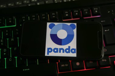 Viersen, Almanya - 1 Mart. 2021: Klavyede panda antivirüs bilgisayar güvenlik yazılımının logosu olan cep telefonunun kapatılması