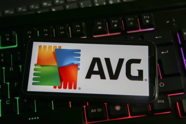 Viersen, Almanya - 1 Mart. 2021: Cep telefonunun kapanması ve klavyede avg anti virüs bilgisayar güvenlik yazılımı logosu
