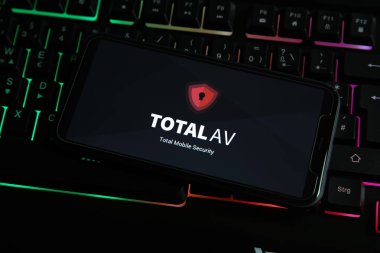 Viersen, Almanya - 1 Mart. 2021: Cep telefonunun kapanışı ve klavyede toplam av anti virüs bilgisayar güvenlik yazılımı logosu