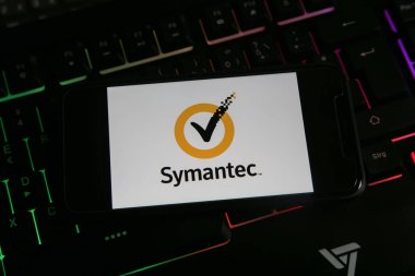 Viersen, Almanya - 1 Mart. 2021: Klavyede Symantec anti virüs bilgisayar güvenlik yazılımının logosu olan cep telefonunun kapatılması