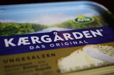 Viersen, Almanya - 1 Mart. 2021: İzole edilmiş paket arla kaergarden margarin yağı