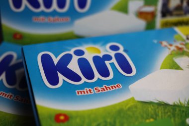 Viersen, Almanya - 1 Mart. 2021: İzole edilmiş paket bel kiri peynirin kapanışı