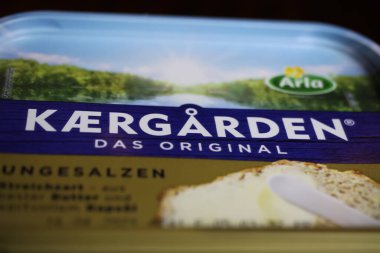 Viersen, Almanya - 1 Mart. 2021: İzole edilmiş paket arla kaergarden margarin yağı