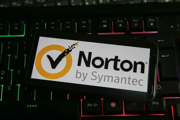 Viersen, Almanya - 1 Mart. 2021: Cep telefonunun kapatılması ve klavyede Norton Symantec anti virüs bilgisayar güvenlik yazılımı logosu
