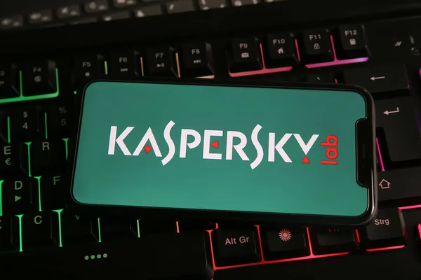 Viersen, Almanya - 1 Mart. 2021: Klavyede Kaspersky anti virüs bilgisayar güvenlik yazılımının logosu olan cep telefonunun kapatılması