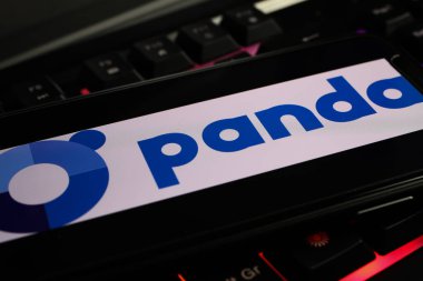Viersen, Almanya - 1 Mart. 2021: Klavyede panda antivirüs bilgisayar güvenlik yazılımının logosu olan cep telefonunun kapatılması