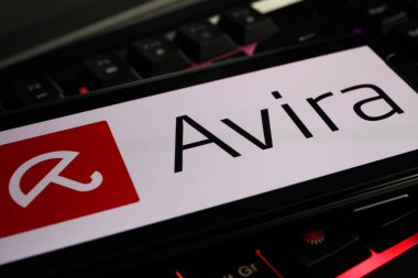 Viersen, Almanya - 1 Mart. 2021: Cep telefonunun kapanması ve klavyede Avira anti-virüs bilgisayar güvenlik yazılımı logosu