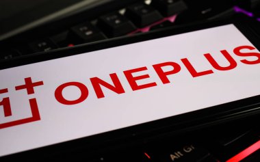 Viersen, Almanya - 1 Mart. 2021: Bilgisayar klavyesinde Çince oneplus cep telefonu şirketinin logosu olan akıllı telefon ekranının kapatılması