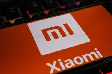 Viersen, Almanya - 1 Mart. 2021: Bilgisayar klavyesinde Çinli Xiaomi cep telefonu şirketinin logo harfleriyle akıllı telefon ekranının kapatılması