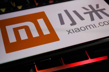 Viersen, Almanya - 1 Mart. 2021: Bilgisayar klavyesinde Çinli Xiaomi cep telefonu şirketinin logo harfleriyle akıllı telefon ekranının kapatılması