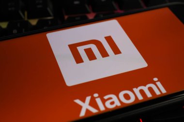 Viersen, Almanya - 1 Mart. 2021: Bilgisayar klavyesinde Çinli Xiaomi cep telefonu şirketinin logo harfleriyle akıllı telefon ekranının kapatılması