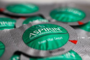 Viersen, Almanya - 1 Mart. 2021: Yığın izole edilmiş kabarcıkların kapatılması Aspirin 500 hap